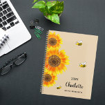 Agenda Nome das abelhas do bege amarelo sunflower<br><div class="desc">Mantenha-se organizado em estilo com o nosso Planador Espiral Personalizado de Girassol e Abelhas, com um design encantador inspirado pela beleza da natureza. Perfeito para planejar seus dias com um toque de capricho, este planejador combina funcionalidade com uma estética encantadora. Fundo bege quente: o pano de fundo bege macio proporciona...</div>