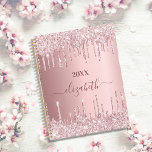 Agenda Nome das gotas cor-de-rosa embebidas 2025<br><div class="desc">Um rosa empoeirado, fundo rosa com pingos, pintura com pingos. Personalize e adicione um nome de ano 2025 (ou qualquer ano). O nome é escrito com um grande estilo escrito à mão moderno. Perfeito para a escola, o trabalho ou a organização da sua vida pessoal/familiar. Para manter as hastes, exclua...</div>