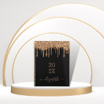 Agenda Nome das gotas de ouro preto 2025<br><div class="desc">Um fundo preto elegante com pingos de ouro falsos, aparência de pingar de tinta. Modelo por um ano (invertido) Personalize e adicione um nome. O nome é escrito com um ouro grande e moderno estilo escrito à mão. Perfeito para a escola, o trabalho ou a organização da sua vida pessoal/familiar....</div>