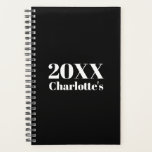 Agenda Nome de ano personalizado preto mínimo moderno<br><div class="desc">Ano personalizado preto e branco minimalista moderno e nome Planejador personalizado. Texto branco totalmente personalizável sobre fundo preto de cor simples. As cores são editáveis.</div>