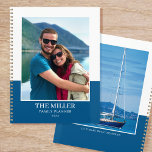 Agenda Nome de Foto Personalizado Blue Modern<br><div class="desc">Crie seu próprio planejador de ano fotográfico! Um modelo de na moda personalizado com duas fotografias favoritas, seu nome, o ano e uma legenda ou lema pessoal. Os planejadores personalizados fazem presentes maravilhosos para familiares e amigos, e são uma forma excelente de manter todos organizados! Cores impressas: azul e branco....</div>