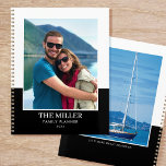 Agenda Nome de Foto Personalizado Moderno Preto<br><div class="desc">Crie seu próprio planejador de ano fotográfico! Um modelo de na moda personalizado com duas fotografias favoritas, seu nome, o ano e uma legenda ou lema pessoal. Os planejadores personalizados fazem presentes maravilhosos para familiares e amigos, e são uma forma excelente de manter todos organizados! Cores impressas: preto e branco....</div>