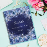 Agenda Nome de poeira glamouroso floral azul 2023<br><div class="desc">Um fundo azul da meia-noite com poeira suja e flores azuis. A cor azul é irregular. O nome é escrito com um moderno estilo escrito à mão. Personalize e adicione seu nome,  título e ano.</div>