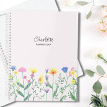 Agenda Nome de Script Personalizado do Wildflower Rosa<br><div class="desc">Este planificador floral é decorado com flores silvestres desenhadas à mão e tipografia de na moda num fundo cor-de-rosa macio. Facilmente personalizável com seu nome e ano. Use a Ferramenta Design para alterar o tamanho,  o estilo ou a cor do texto. Desenho original © Michele Davies.</div>