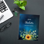 Agenda Nome do céu azul amarelo sunflower 2025<br><div class="desc">Mantenha-se organizado e inspirado ao longo do ano com o nosso Planador Espiral Personalizado de Girassol e Eucalipto. Projetado para trazer um toque de beleza da natureza ao seu planejamento diário, este planejador em espiral combina funcionalidade com talento personalizado. Fundo do Céu Azul Escuro Incrível: O fundo do céu azul...</div>