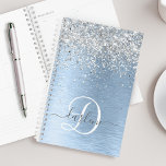 Agenda Nome do Monograma da Glitter de Prata de Metal Bru<br><div class="desc">Personalize facilmente esse design de planejador de chico moderno com brilho cinza bonito em um fundo metálico azul escovado.</div>