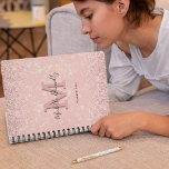Agenda Nome do Monograma da Lâmina Rosa Moderna 2025<br><div class="desc">Planejador personalizado feminino 2025 com um fundo rosa com efeito brilhante,  uma camada de cascata rosa brilhante,  sua inicial,  nome e o ano.</div>