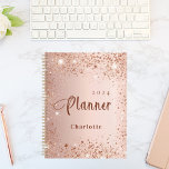 Agenda Nome do monograma da poeira dourada do rosa Blush<br><div class="desc">Um fundo metálico rosa dourado falso com aparência elegante, poeira brilhante faux blush. Personalize e adicione um ano (invertido) e adicione um nome. O nome é escrito em ouro rosa escuro com um grande roteiro de estilo, escrito à mão, com baloiços. Perfeito para a escola, o trabalho ou a organização...</div>