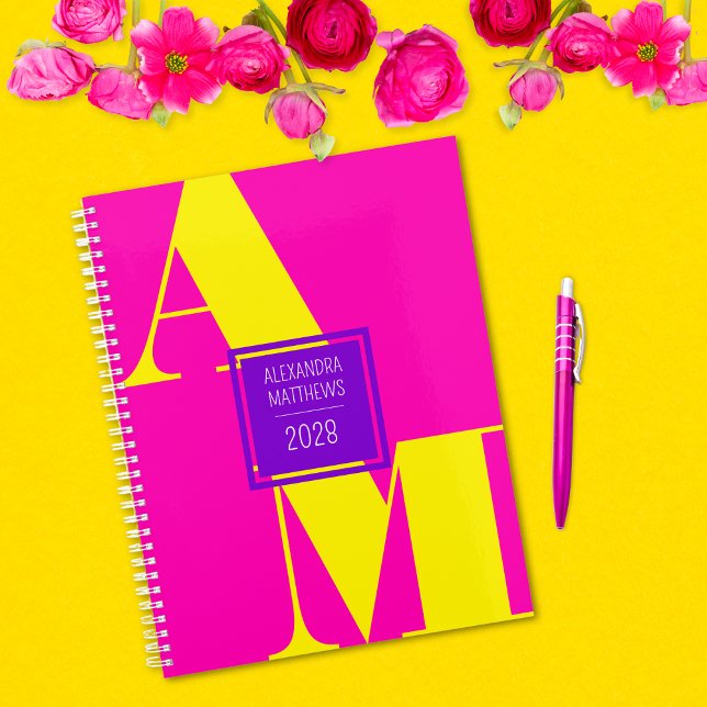 Agenda Nome do Monograma de Ano Personalizado Cor-de-Rosa (Cute and Colorful Custom Monogram and Name Planner.)