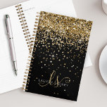 Agenda Nome do Monograma do Glitter Dourado<br><div class="desc">Planeador Elegante de Monograma Glitter Glitter Dourado Personalize facilmente este design de planejador chic de tendências com brilho brilhante de ouro elegante em um fundo preto. O design apresenta seu monograma manuscrito com toalhetes bonito e nome.</div>