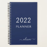 Agenda Nome do Monograma do Script Girly Girly White do M<br><div class="desc">Monograma Azul Branco e Marinho de 2022 Adicionar seu próprio nome de script 2022 Calendar Wedding Planner de Evento. Isto faz o doce e perfeito aniversário de 16 anos, casamento, chá de panela, aniversário, chá de fraldas ou festa de solteira presente para alguém que ama luxo de luxo e estilos...</div>