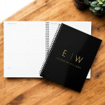 Agenda Nome do Monograma Dourado Minimalista Negro Clássi<br><div class="desc">Alcançar a organização e o estilo em sintonia com nosso Clássico e Elegante Planeador de Monogramas Moderno Minimalista. Este planejador meticulosamente projetado combina perfeitamente a sofisticação do eterno com o minimalismo contemporâneo, fazer-o como uma ferramenta essencial para ficar no topo da sua agenda. Feito com precisão e atenção aos detalhes,...</div>
