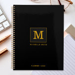 Agenda Nome do Monograma Dourado preto clássico<br><div class="desc">Personalize o texto e crie facilmente o planejador personalizado. Clique em EDIT DESIGN para alterar a cor de fundo ou a cor do texto. Você pode TRANSFERIR este DESIGN para outros produtos do Zazzle e ajustá-lo ao ajustado da maioria dos itens do Zazzle. Os designs Standard Studio são feitos em...</div>