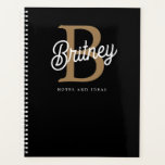 Agenda Nome do Monograma Elegante Moderno Script Dourado<br><div class="desc">O Planejador de Script Dourado Preto do Nome do Monograma Elegante Moderno foi projetado para trazer um toque de sofisticação para sua organização. Com um cobrir preto na moda com seu monograma e nome em um roteiro elegante de ouro, este planejador oferece exibições semanais e mensais, fazer perfeito para agendamento...</div>