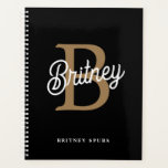 Agenda Nome do Monograma Elegante Moderno Script Dourado<br><div class="desc">O **Modern Elegant Monograma Name Black Dourado Script Notebook*** é um acessório sofisticado e personalizado projetado para emissão de notas, registro em diário ou planejamento. Este notebook apresenta um cobrir preto elegante com um roteiro elegante de ouro que pode ser personalizado com um monograma e nome. A combinação de preto...</div>