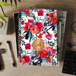 Agenda Nome do Monograma Floral de Cobre de Marinho Verme<br><div class="desc">Planeador feminino maximalista de glam romântico com cor d'água vermelha, coral, laranja queimado, azul escuro da meia-noite e verde-mão pintadas, penas e folhagem. Personalize-o com seu monograma e nomeie dentro do círculo de cobre metálico com uma elegante fonte de caligrafia de script editável! Pode ser um presente personalizado muito agradável...</div>