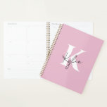 Agenda Nome do Monograma Personalizado Cor-de-Rosa Modern<br><div class="desc">Mantenha-se organizado em estilo com este Planeador Personalizado Moderno, com um fundo pastel cor-de-rosa suave e um monograma ou nome de cinza quente elegante no cobrir. Projetado tendo em mente o minimalismo e a elegância, este planejador é perfeito para programação diária, definição de metas, jornalismo ou planejamento do ano com...</div>