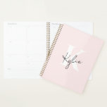 Agenda Nome do Monograma Personalizado do Rosa de Blush M<br><div class="desc">Mantenha-se organizado em estilo com este Planeador Personalizado Moderno, com um fundo pastel de rosa com pincel suave e um monograma ou nome de cinza quente elegante no cobrir. Projetado tendo em mente o minimalismo e a elegância, este planejador é perfeito para programação diária, definição de metas, jornalismo ou planejamento...</div>