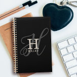 Agenda Nome do na moda com Monograma de Caligrafia Preto<br><div class="desc">Na moda e bonito, este design de monograma exibe a inicial do seu primeiro nome em uma simples fonte serif e uma elegante fonte caligráfica no fundo. Seu nome é mostrado abaixo do seu monograma inicial neste design personalizado de tipografia exclusivo. Os três elementos se combinam com uma sofisticada harmonia...</div>