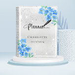 Agenda Nome floral azul de prata 2024<br><div class="desc">Um fundo metálico prateado falsa,  com flores azuis que me esqueçam. Poeira de brilho. Personalize e adicione um ano,  nome e título.</div>