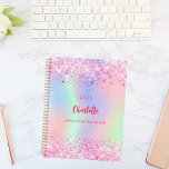 Agenda Nome holográfico da lente rosa 2025<br><div class="desc">Um fundo holográfico de tendência com cores pastéis em cor rosa,  roxo,  verde-menta. Decorado com falso brilho a rosa. Personalize e adicione um nome,  título e um ano. O nome é escrito com uma escrita de estilo escrita à mão feminina moderna.</div>