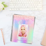 Agenda Nome holográfico de foto roxa rosa<br><div class="desc">Um fundo colorido do arco-íris em roxo, rosa com pingos elegantes e roxos, pintura pingando. Personalize e adicione sua própria foto, nome e um ano. O nome é escrito em cinzas com um grande estilo escrito à mão com traços. Para manter as hastes, exclua apenas o nome da amostra, deixe...</div>