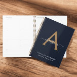 Agenda Nome inicial do script do Monograma Dourado Azul d<br><div class="desc">Este Planejador Inicial do Nome do Script do Monograma Azul Dourado Moderno combina estilo e funcionalidade, fazer-o a ferramenta perfeita para organizar o seu ano. O elegante cobrir azul-marinho é adornado com as elegantes iniciais do monograma de ouro e um nome de roteiro gracioso, oferecendo um toque sofisticado e personalizado....</div>