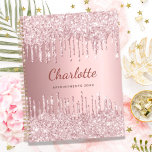 Agenda Nome luxuoso do monograma com brilho rosado<br><div class="desc">Um fundo metálico cor-de-rosa pincelado. Derramamento de falso, pingar de tinta parece decoração. Personalize e adicione um nome, uma letra monográfica e um texto, ano (qualquer ano) na frente. O nome está escrito em um moderno e escuro rosa dourado escrito com letras de mão. Perfeito para o dever de casa...</div>