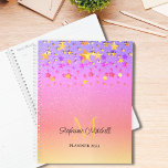 Agenda Nome Monograma Dourado Stars Girly<br><div class="desc">Este planejador feminino é decorado com dourado falso e estrelas cor-de-rosa sobre um fundo brilhante do arco-íris rosa. Facilmente personalizável com seu nome,  monograma e ano. Use a opção Personalizar Mais para alterar o tamanho,  o estilo ou a cor do texto.</div>