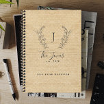 Agenda Nome monograma família personalizada rustic 2026<br><div class="desc">Nome da família de monograma personalizado e ano elegante da família rustic country da fazenda do estilo leve beige burlap linen plan.       Um presente moderno de manutenção para casamentos,  aniversários,  exércitos domésticos,  Ação de Graças,  Natal ou qualquer outra ocasião.</div>