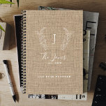 Agenda Nome monograma família personalizada rustic 2026<br><div class="desc">Nome da família monograma personalizado e ano elegante da fazenda rústica quic do campo estilo beige escuro e planejador de script branco.       Um presente moderno de manutenção para casamentos,  aniversários,  exércitos domésticos,  Ação de Graças,  Natal ou qualquer outra ocasião.</div>
