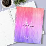 Agenda Nome Monograma Rosa<br><div class="desc">Este na moda Planner é decorado com um design atmosférico em tons de rosa,  roxo e coral. Facilmente personalizável com seu nome,  monograma e ano. Use a opção Ferramenta Design para alterar o tamanho,  o estilo e a cor do texto.</div>