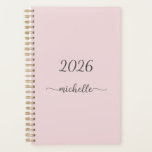 Agenda Nome Monograma Rosa Empoeirado Minimalista Letra F<br><div class="desc">Planejador personalizado feminino minimalista simples e delicado em rosa bege com monograma do nome, assinatura em letra cursiva para 2023 ou qualquer ano. Este design apresenta seu primeiro nome em uma linda tipografia de letra manuscrita com cauda swash (ou caligrafia) em fundo rosa poeira ou rosa bege pastel claro. Ótimo...</div>