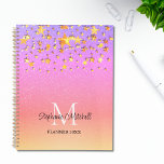 Agenda Nome Monograma Stars Douradas Arco-Íris<br><div class="desc">Este planejador feminino é decorado com estrelas douradas num fundo brilhante do arco-íris cor-de-rosa. Facilmente personalizável com seu nome,  monograma e ano.</div>