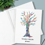 Agenda Nome personalizado<br><div class="desc">Este planejador decorativo apresenta um impressão de uma Árvore da Vida colorida do arco-íris. Facilmente personalizável. Use a Ferramenta Design para alterar o tamanho, o estilo ou a cor do texto. Porque nós criamos a nossa trabalho de arte, você não encontrará esta imagem exata de outros designers. Design Mosaico original...</div>