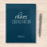 Agenda Nome Personalizado Azul do Coordenador do Caos<br><div class="desc">Coordenador de caos Nome Personalizado Azul estuda o texto "coordenador do caos" em uma tipografia de escrita branca divertida. Perfeito para aquela mãe ocupada,  professora,  gerente de esportes ou chefe de trabalho. Projetado pelo Evco Studio www.zazzle.com/store/evcostudio</div>