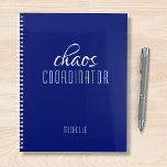 Agenda Nome Personalizado Azul do Coordenador do Caos<br><div class="desc">Coordenador de caos Nome Personalizado Azul estuda o texto "coordenador do caos" em uma tipografia de escrita branca divertida. Perfeito para aquela mãe ocupada,  professora,  gerente de esportes ou chefe de trabalho. Projetado pelo Evco Studio www.zazzle.com/store/evcostudio</div>