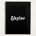 Agenda Nome personalizado branco-preto-branco-branco-bran<br><div class="desc">Nome personalizado preto e branco bonito número do ano monograma simples e elegante agenda personalizada personalizada,  Planejador. Texto branco personalizado sobre fundo preto de cor sólida. Você pode personalizá-lo com seu nome,  monograma,  iniciais,  ano ou texto personalizado.</div>