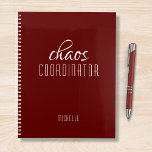 Agenda Nome Personalizado Burgundy do Coordenador de Caos<br><div class="desc">Coordenador de caos Burgundy Red Personalised Name fofoca o texto "coordenador do caos" em uma tipografia engraçada de script branco. Perfeito para aquela mãe ocupada,  professora,  gerente de esportes ou chefe de trabalho. Projetado pelo Evco Studio www.zazzle.com/store/evcostudio</div>