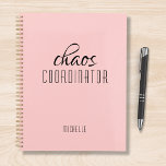 Agenda Nome Personalizado Cor-de-Rosa do Coordenador do C<br><div class="desc">O Nome Personalizado Rosa Coordenador do Caos foca o texto "coordenador do caos" em uma tipografia de script preto divertida. Perfeito para aquela mãe ocupada,  professora,  gerente de esportes ou chefe de trabalho. Projetado pelo Evco Studio www.zazzle.com/store/evcostudio</div>