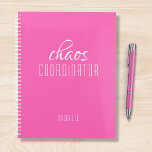 Agenda Nome Personalizado Cor-de-Rosa do Coordenador do C<br><div class="desc">O Nome Personalizado Rosa Coordenador do Caos fofoca o texto "coordenador do caos" em uma tipografia de escrita branca divertida. Perfeito para aquela mãe ocupada,  professora,  gerente de esportes ou chefe de trabalho. Projetado pelo Evco Studio www.zazzle.com/store/evcostudio</div>