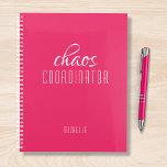 Agenda Nome Personalizado Cor-de-Rosa do Coordenador do C<br><div class="desc">O Nome Personalizado Rosa Coordenador do Caos fofoca o texto "coordenador do caos" em uma tipografia de escrita branca divertida. Perfeito para aquela mãe ocupada,  professora,  gerente de esportes ou chefe de trabalho. Projetado pelo Evco Studio www.zazzle.com/store/evcostudio</div>