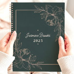 Agenda Nome Personalizado Da Borda Floral Verde E Rosa 20<br><div class="desc">Entra num mundo de beleza botânica com este planificador elegante. Uma graciosa fronteira floral, de cor-de-rosa macio, agarra o cobrir verde profundo, criando um refúgio de tranquilidade para seus pensamentos e planos. Imagine-se juntando seus sonhos e compromissos em um jardim de inspiração. Personalize-o com seu nome e embarque em uma...</div>