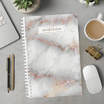 Agenda Nome Personalizado da Placa de Cinza Dourada do ro<br><div class="desc">Mantenha-se organizado em estilo com o nosso planejador personalizado personalizado da Cinza Dourada. Este elegante planejador apresenta um rosa de ouro e design de cinza chic, perfeito para acompanhar sua programação, tarefas e metas. Adicione seu nome ou uma mensagem especial para um toque personalizado. Ideal para estudantes, profissionais e qualquer...</div>