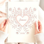 Agenda Nome Personalizado de Coração Floral Rosa 2025<br><div class="desc">Envolva o amor e a organização com este charmoso planejador que apresenta um design floral em forma de coração em tons rosados delicados. Personalize-o com seu nome para um toque único e sincero. Este planejador é perfeito para acompanhar os compromissos, as tarefas e todas as suas datas importantes ao longo...</div>