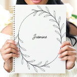 Agenda Nome Personalizado de Ferro Negro Mínimo<br><div class="desc">Este elegante design apresenta uma camada preta minimalista de folhas delicadas, desenhadas em linha, cercando um nome personalizável em um roteiro de na moda. A estética limpa e moderna torna-a perfeita para profissionais, estudantes ou qualquer pessoa que aprecie designs simples e sofisticados. Ideal para a organização de tarefas, diários ou...</div>