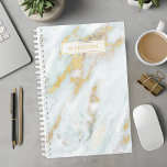 Agenda Nome Personalizado de Marble Azul e Dourado<br><div class="desc">Aumente sua organização com este planejador personalizado de nome azul e dourado. Perfeito para as mulheres que apreciam designs luxuosos e modernos, esse planejador combina a elegância do mármore com a funcionalidade prática. O padrão de mármore azul-chic e dourado adiciona um toque de sofisticação ao seu planejamento diário. Personalize-o com...</div>