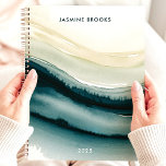Agenda Nome Personalizado de Ondas de Aquarela Elegante A<br><div class="desc">Este design espetacular apresenta ondas elegantes de aquarela em tons ricos de bege profundo, azul e bege macio, criando um aspecto sereno e artístico. O nome personalizado e o ano adicionam um toque refinado e único, perfeito para profissionais, estudantes ou qualquer pessoa que aprecie designs modernos inspirados na arte. Ideal...</div>