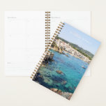 Agenda Nome Personalizado de Viagem de Foto da Espanha de<br><div class="desc">Este planejador semanal e mensal do na moda de 2021 apresenta uma bela foto viagem das águas azuis e dos barcos no Mediterrâneo espanhol,  Costa Brava,  Espanha. Personalize com seu nome e ano. ideia de presente de excelente!</div>