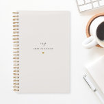 Agenda Nome Personalizado do Coração Dourado Moderno e An<br><div class="desc">Notebook planejado personalizado com design de coração ouro simples e moderno em fundo de cor neutra e suave.</div>